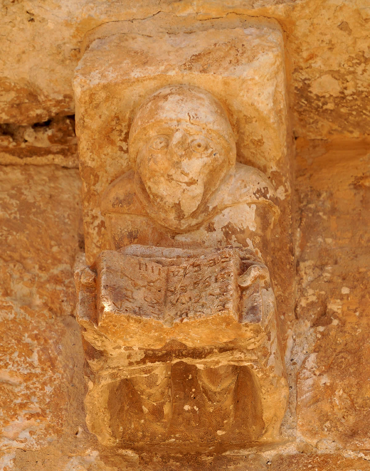 Canecillo con la inscripción de la fecha de 1081