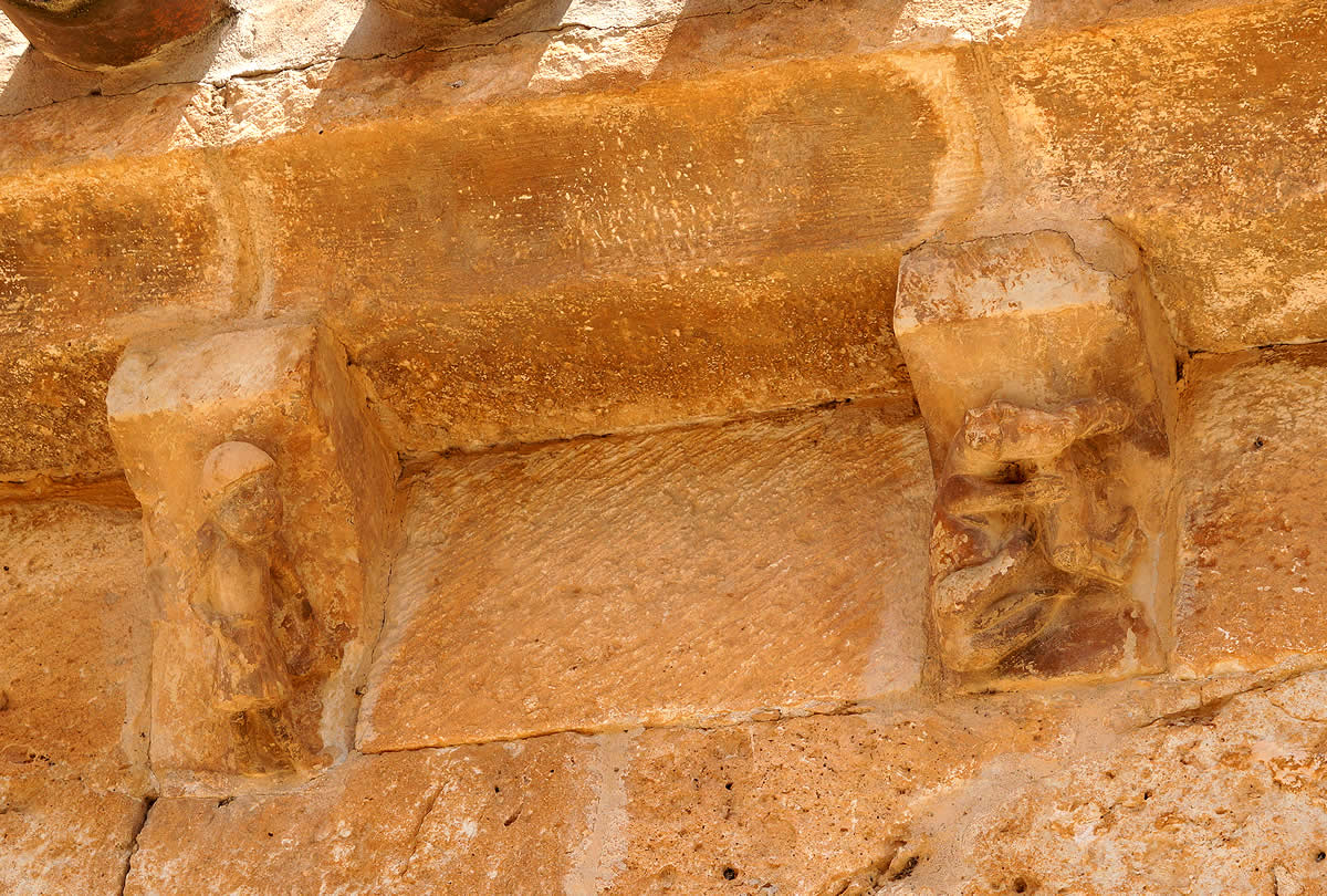 Canecillos de la galería porticada
