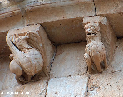 Canecillos con esculturas de un estupendo grifo y un le&oacute;n