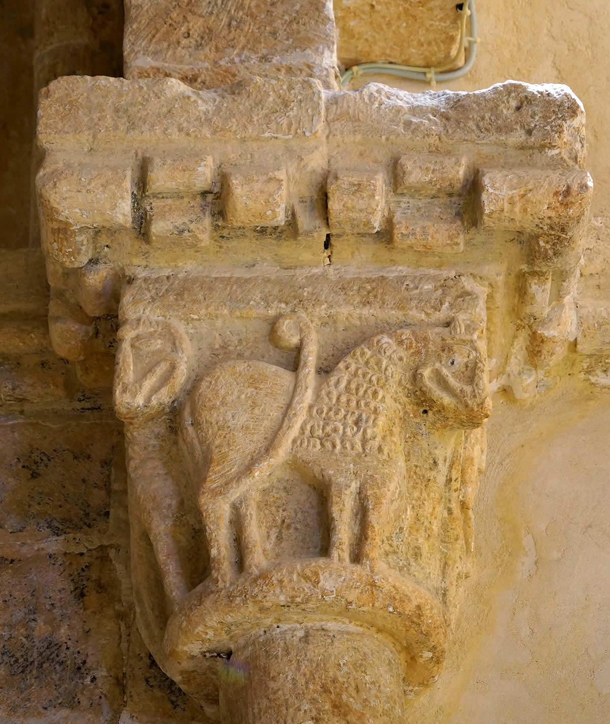 Capitel con un león en el arco del triunfo