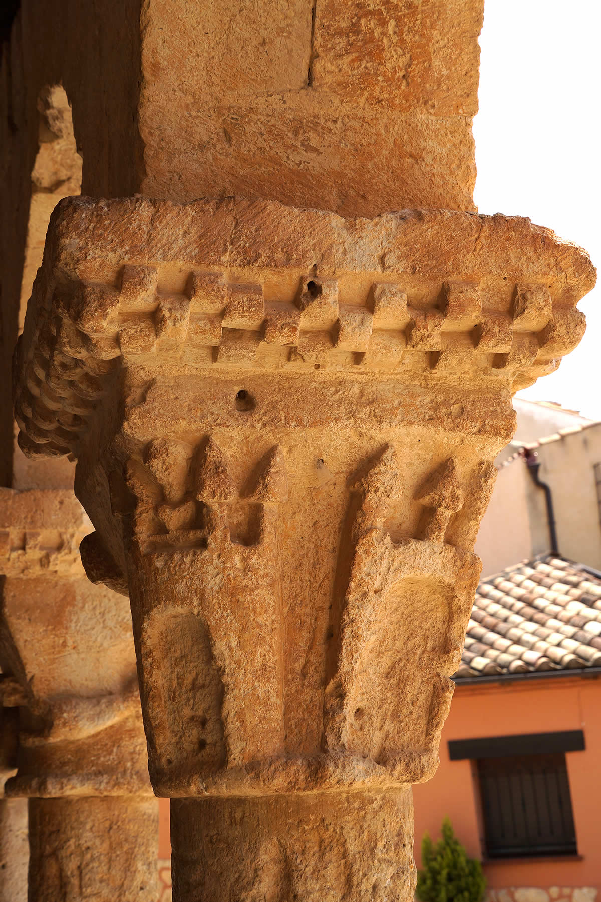 Capitel de la galería que representa una fortificación