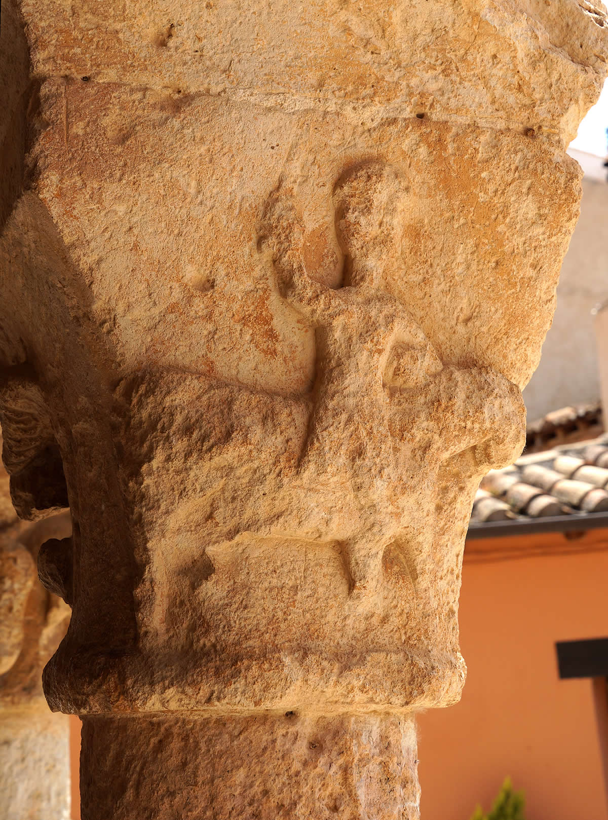 Capitel con un guerrero de la galería porticada