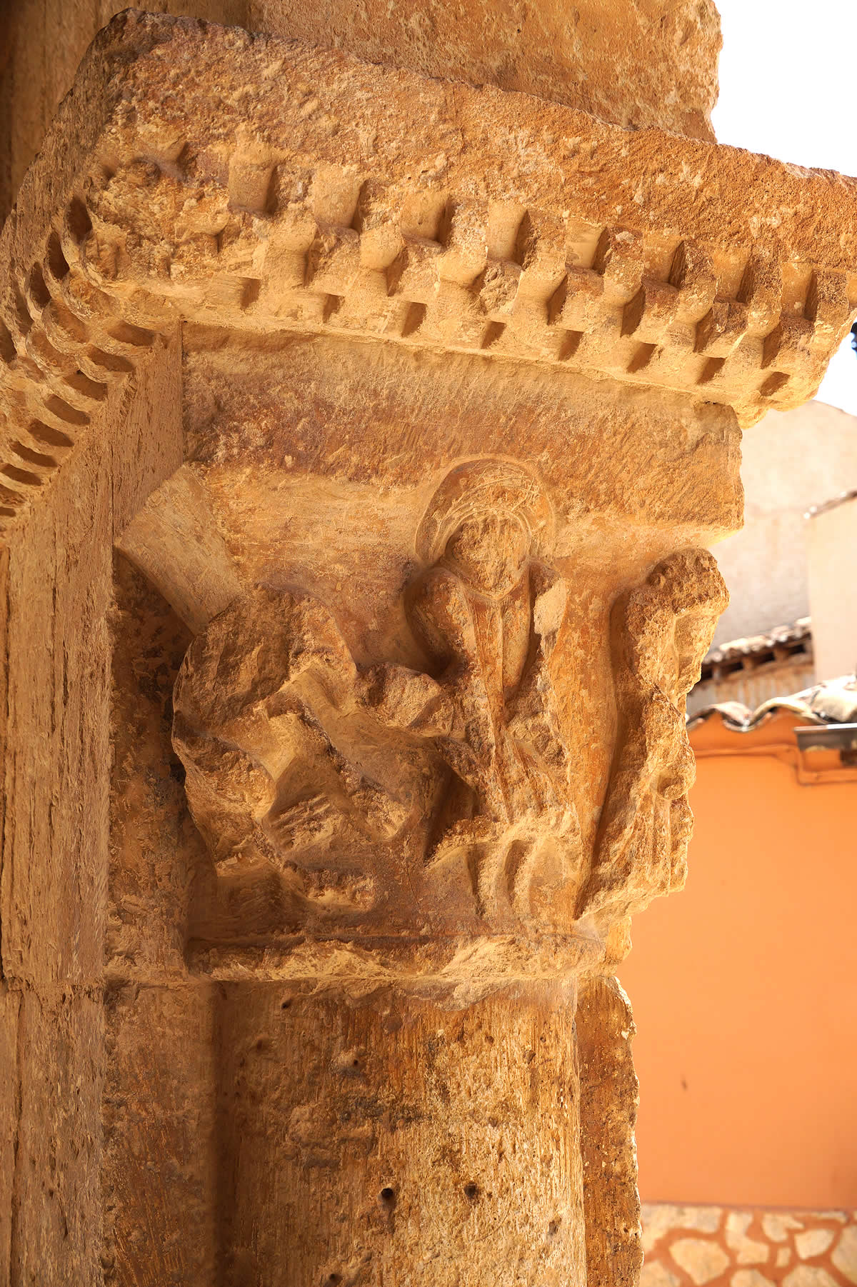 Capitel en la iglesia de San Miguel con un personaje con un tocado considerado por algunos como un turbante