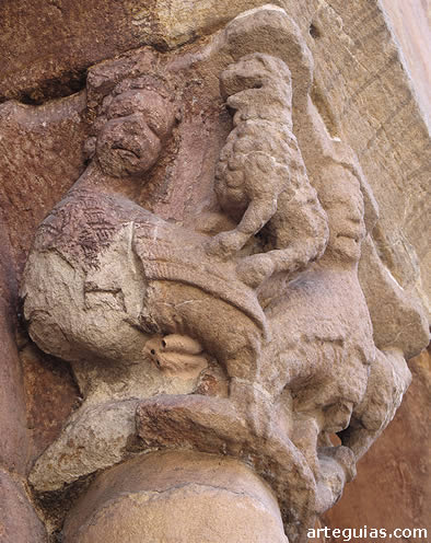 Capitel con arp&iacute;as y leones