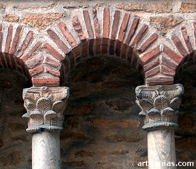 Capiteles asturianos que imitan las cestas corintias romanas