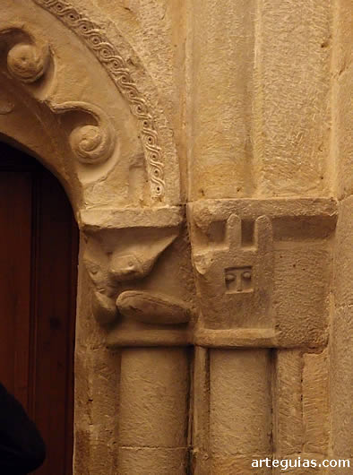 Capitel con un rostro asomando a una ventana