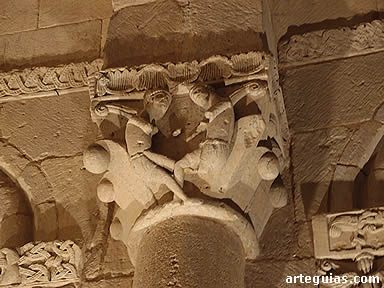 Capitel de la iglesia de San Andr&eacute;s que muestra a dos luchadores