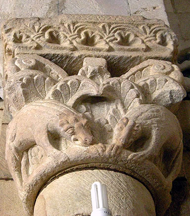 Capitel interior con cuadr&uacute;pedos