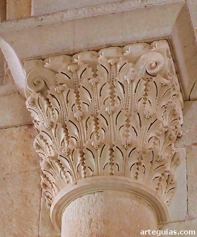 Capitel vegetal con fin&iacute;sima talla de hojas de acanto