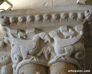 Capitel interior con una pareja de dragones enfrentados