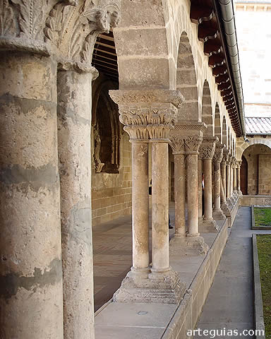 Claustro de la iglesia de San Pedro de la R&uacute;a