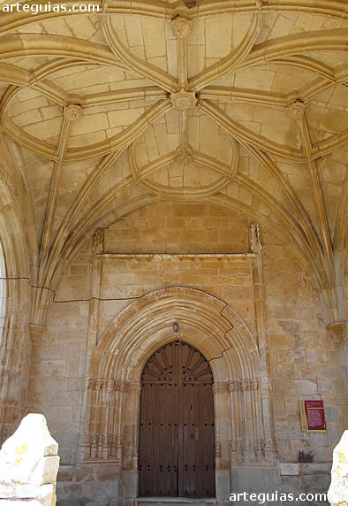 Interior del p&oacute;rtico sur que cobija la puerta