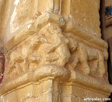 Detalle de la puerta con una escena cineg&eacute;tica, probablemente de la caza de un oso