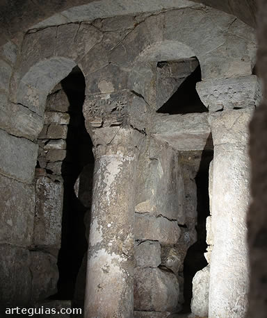 Columnas y arcos visigodos de la Cripta de San antol&iacute;n de la catedral de Palencia