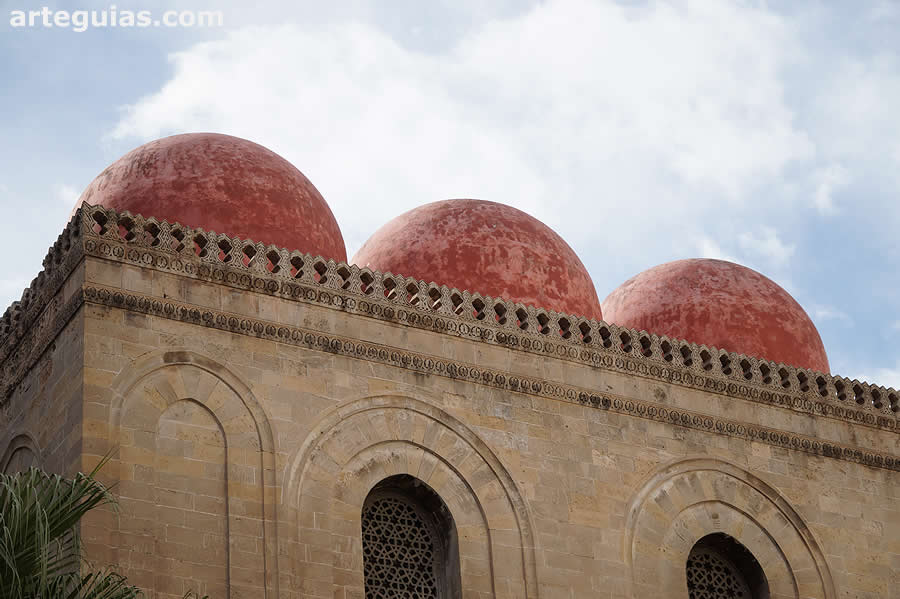 Las c&uacute;pulas rosas de la iglesia