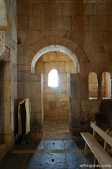 San Pedro de la Nave: entrada a una de las ergastulae