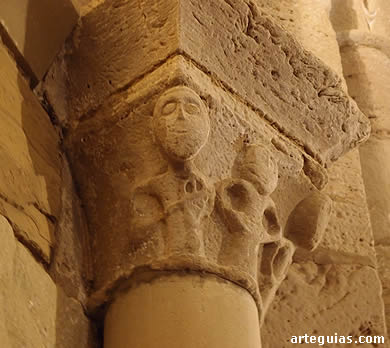 M&uacute;sico y bailarina en uno de los capiteles de la iglesia de Santa Mar&iacute;a