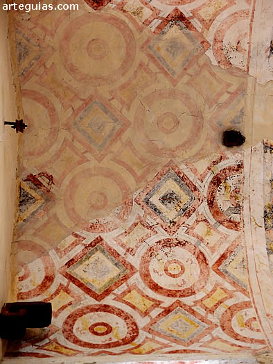 B&oacute;veda de medio ca&ntilde;&oacute;n decorada con frescos prerrom&aacute;nicos con motivos geom&eacute;tricos sim&eacute;tricos