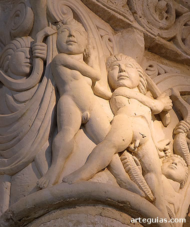 R&eacute;plica del capitel del Maestro de la Orest&iacute;ada colocado en San Mart&iacute;n de Fr&oacute;mista