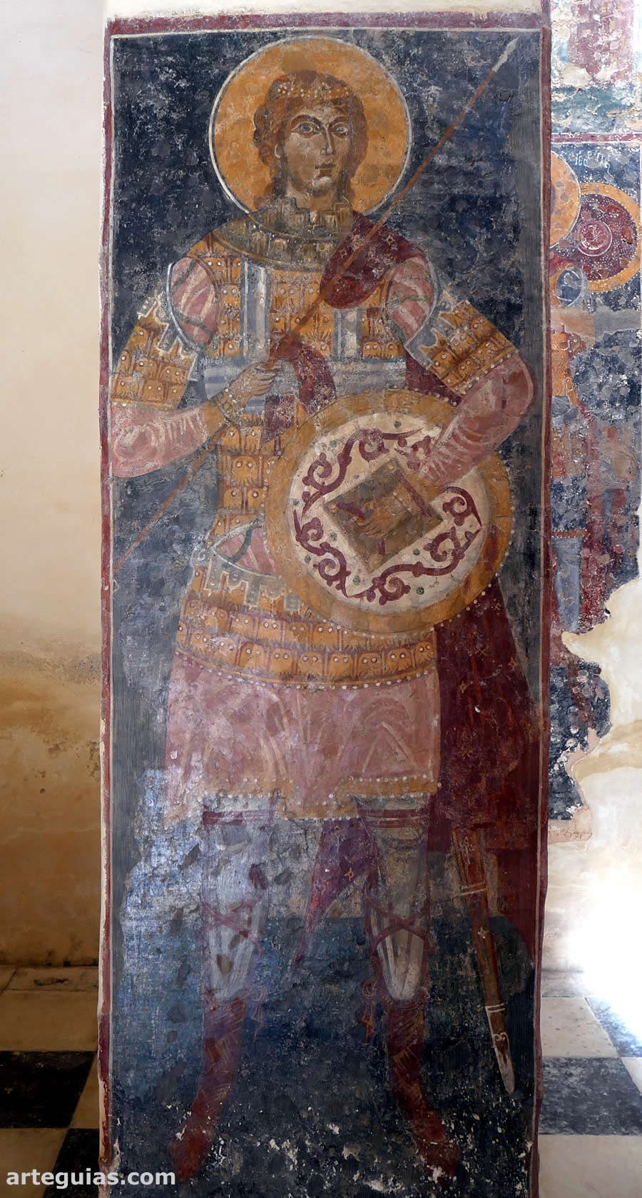 Santo militar pintado en uno de los pilares de la iglesia