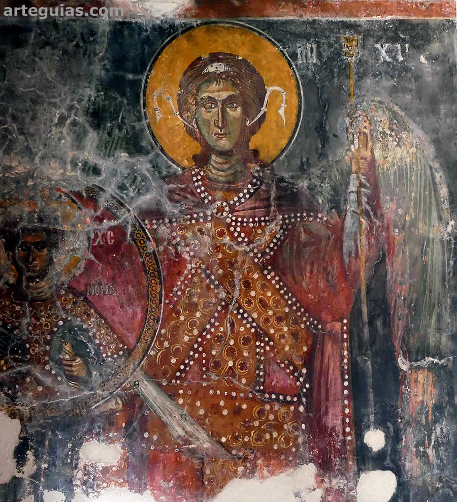 Arc&aacute;ngel lujosamente ataviado