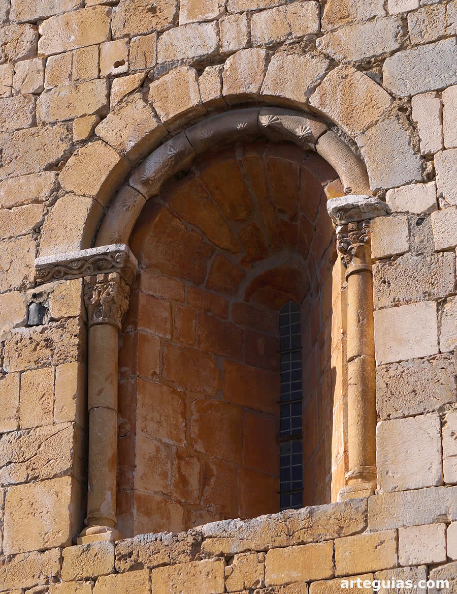 Ventanal rom&aacute;nico encima de la portada