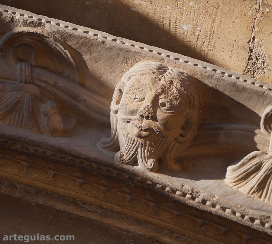 Arquivolta con un hombre barbado y largos bigotes