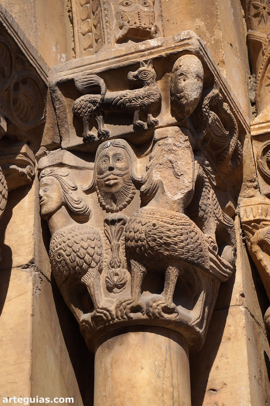 Espectacular capitel de la portada de la Iglesia d'Espira-de-l'Agly