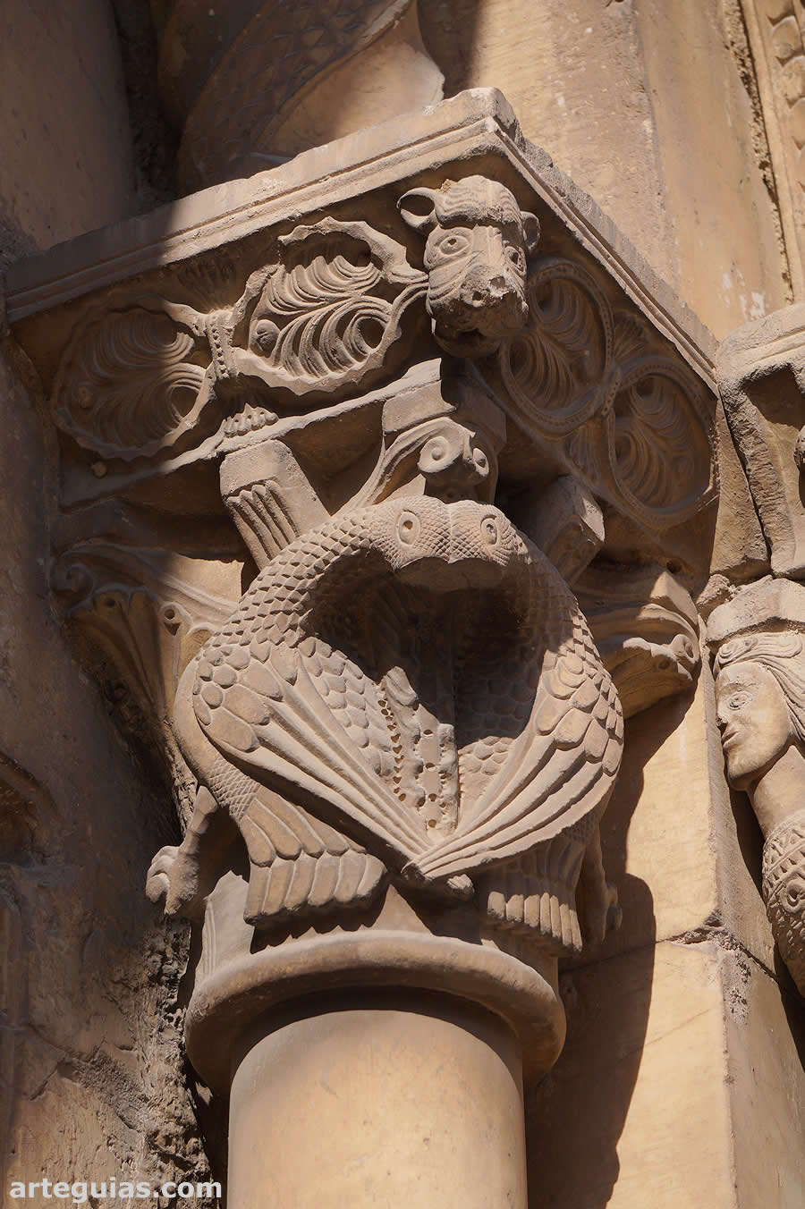 Capitel con dod aves sim&eacute;tricamente dispuestas