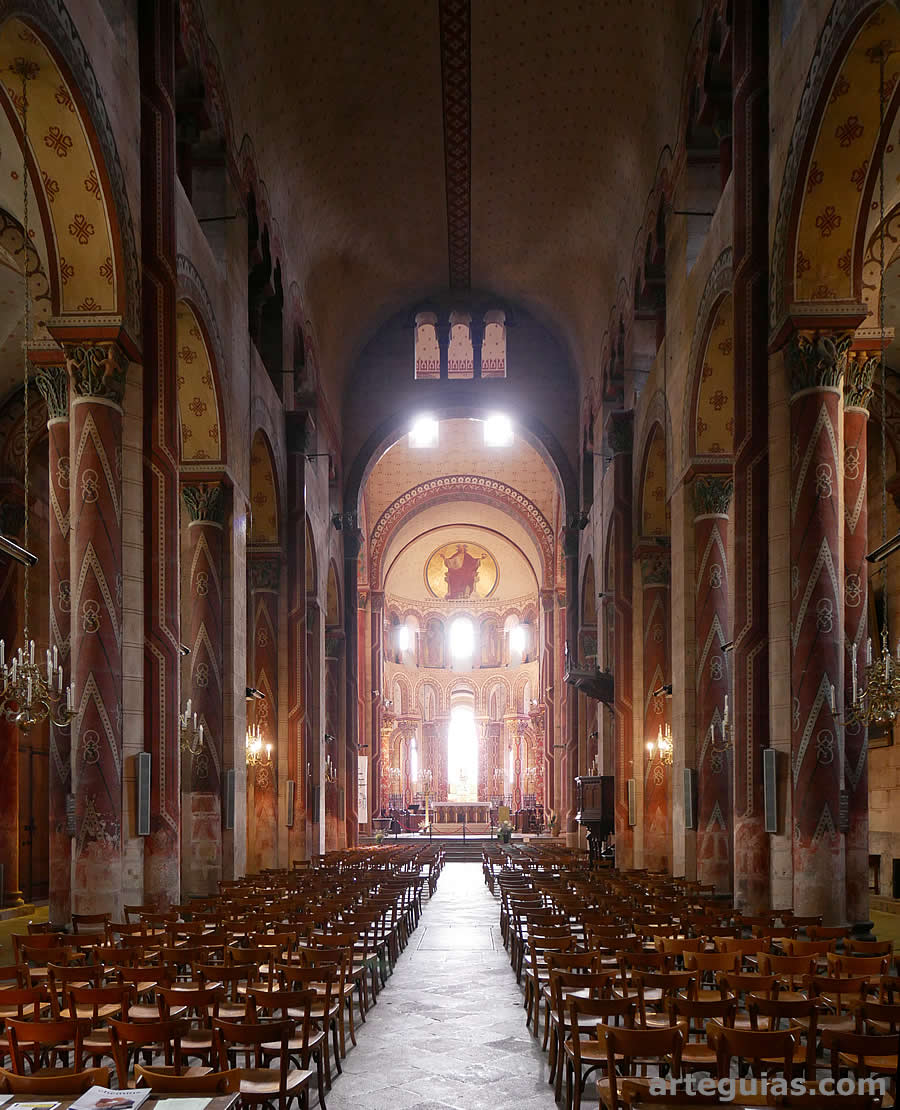 Interior de la iglesia de la abad&iacute;a de Issoire