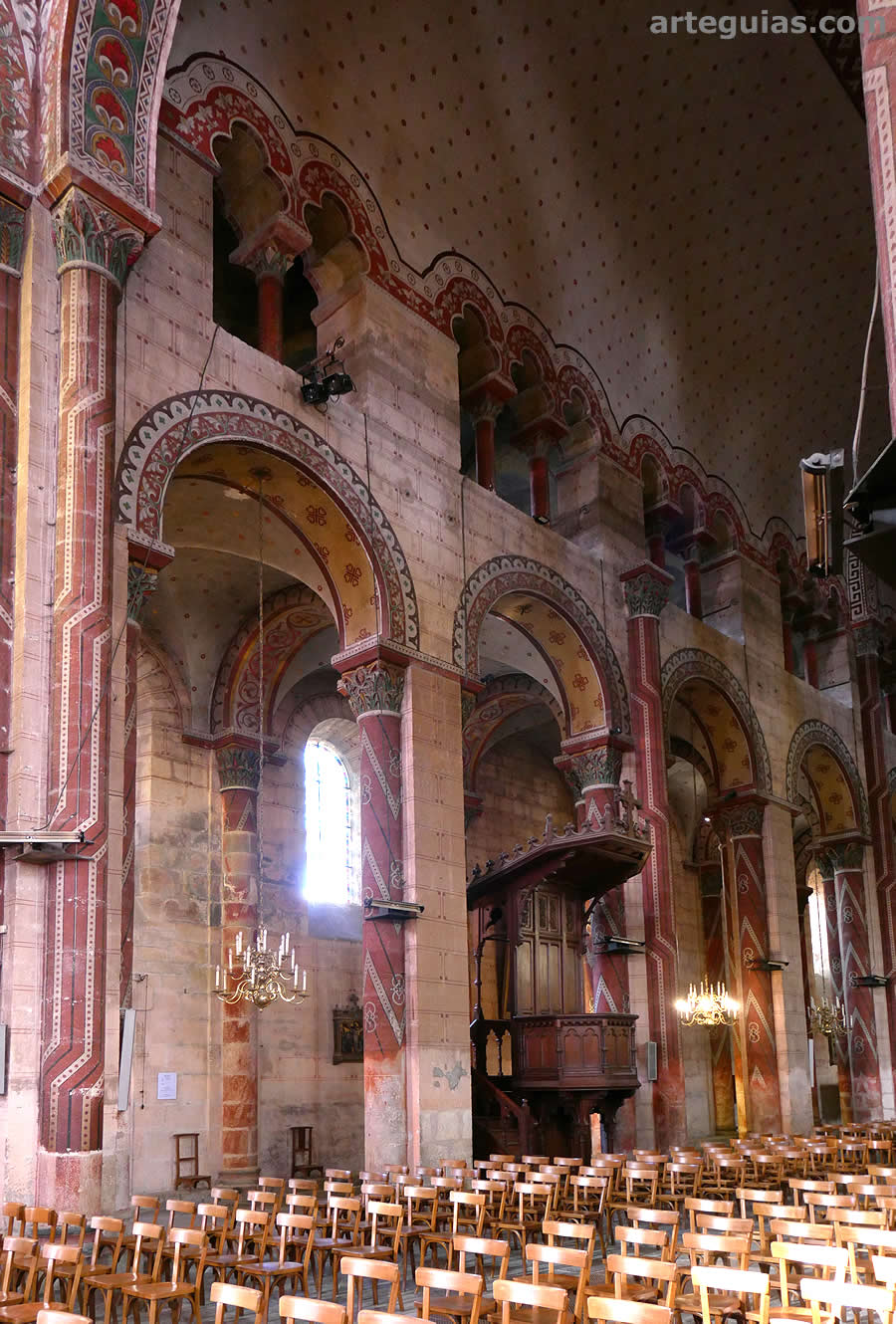 Nave central de la iglesia de Issoire: Arcos formeros y tribuna