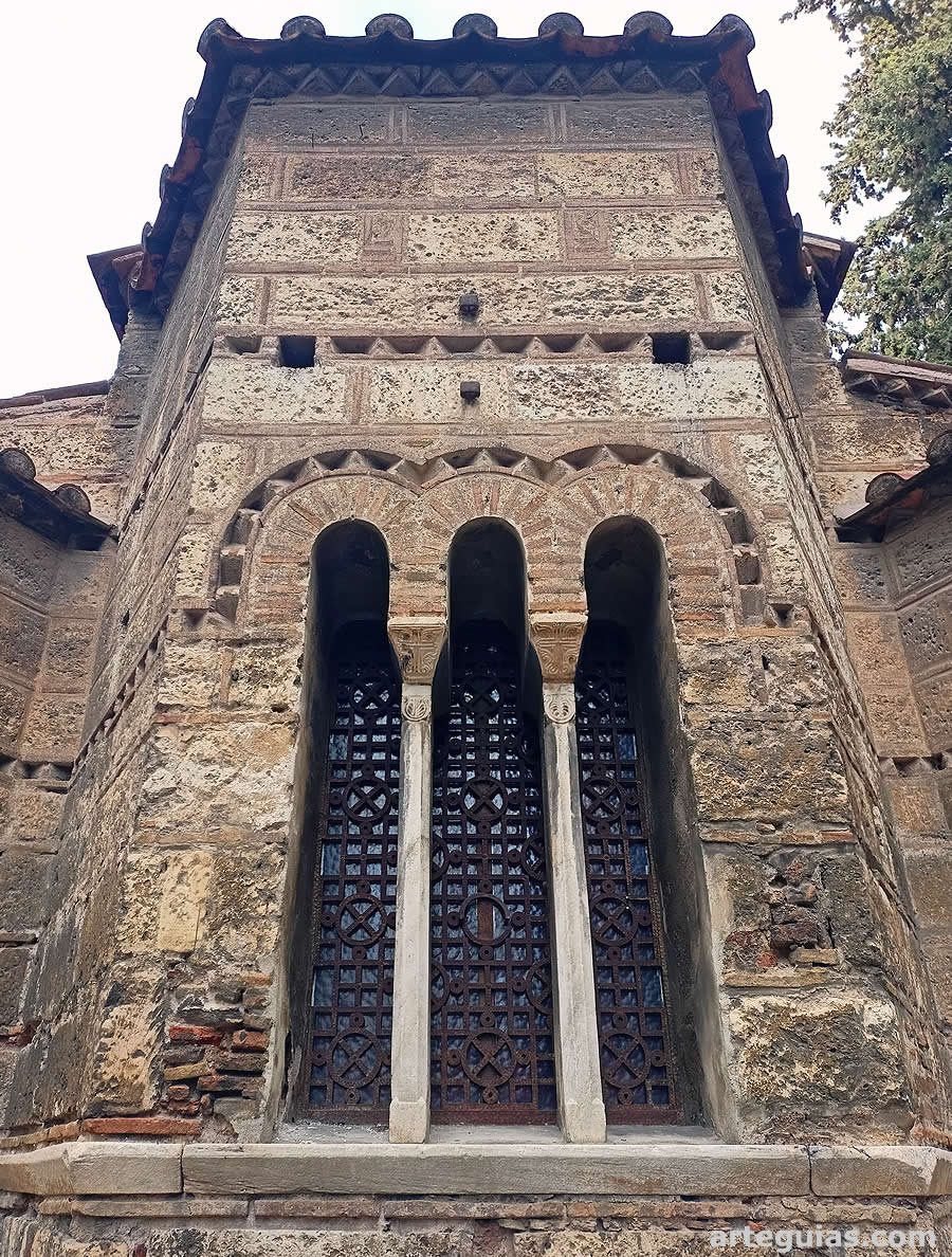 &Aacute;bside principal trifacetado con venenar de triple vano