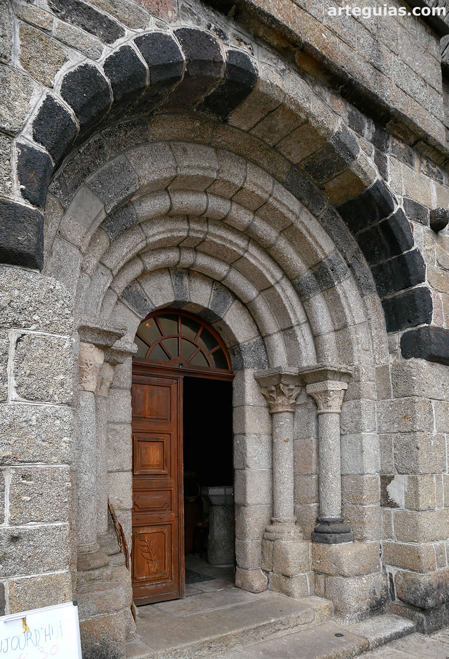 Puerta rom&aacute;nica de la iglesia de NAsbinals