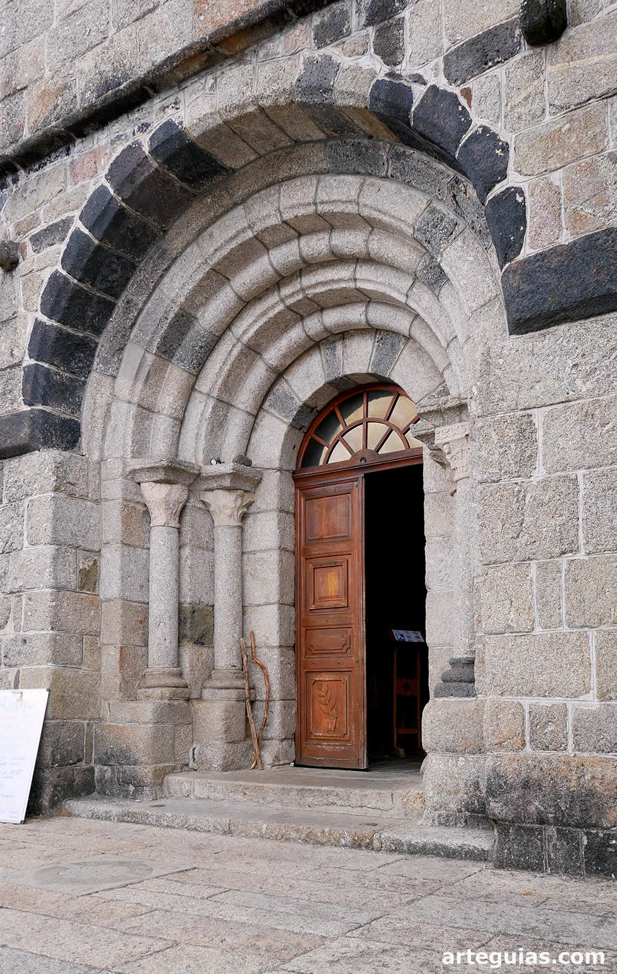 La puerta rom&aacute;nica de la iglesia