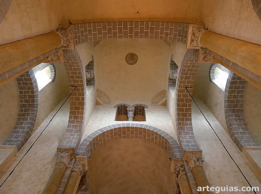 C&uacute;pula que sostiene el macizo barlongo de la iglesia de Saint-Nectaire