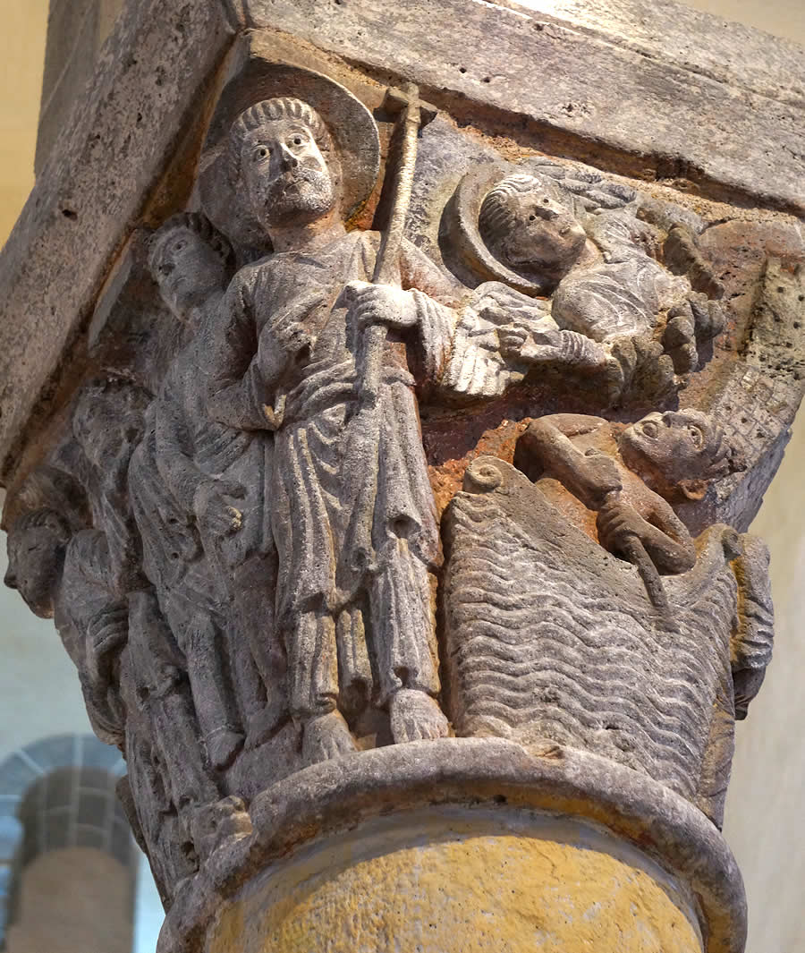 Capitel con uno de los pasajes de la vida de Saint-Nectaire