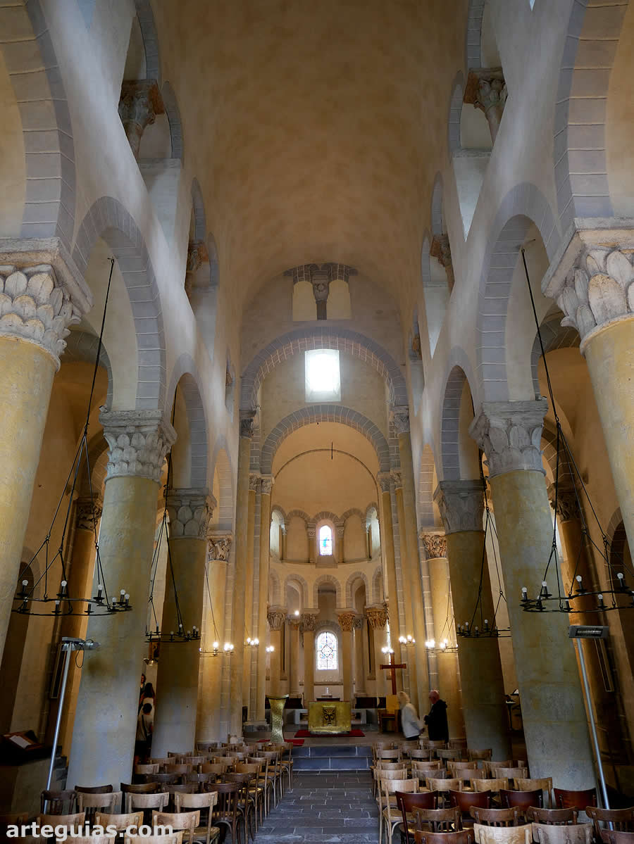 Aspecto interior de la iglesia rom&aacute;nica de Saint-Nectaire, Auvernia
