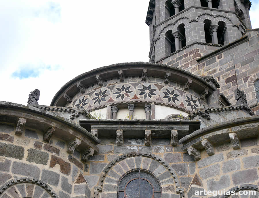 Decoraci&oacute;n pol&iacute;croma de la cabecera de Saint-Nectaire