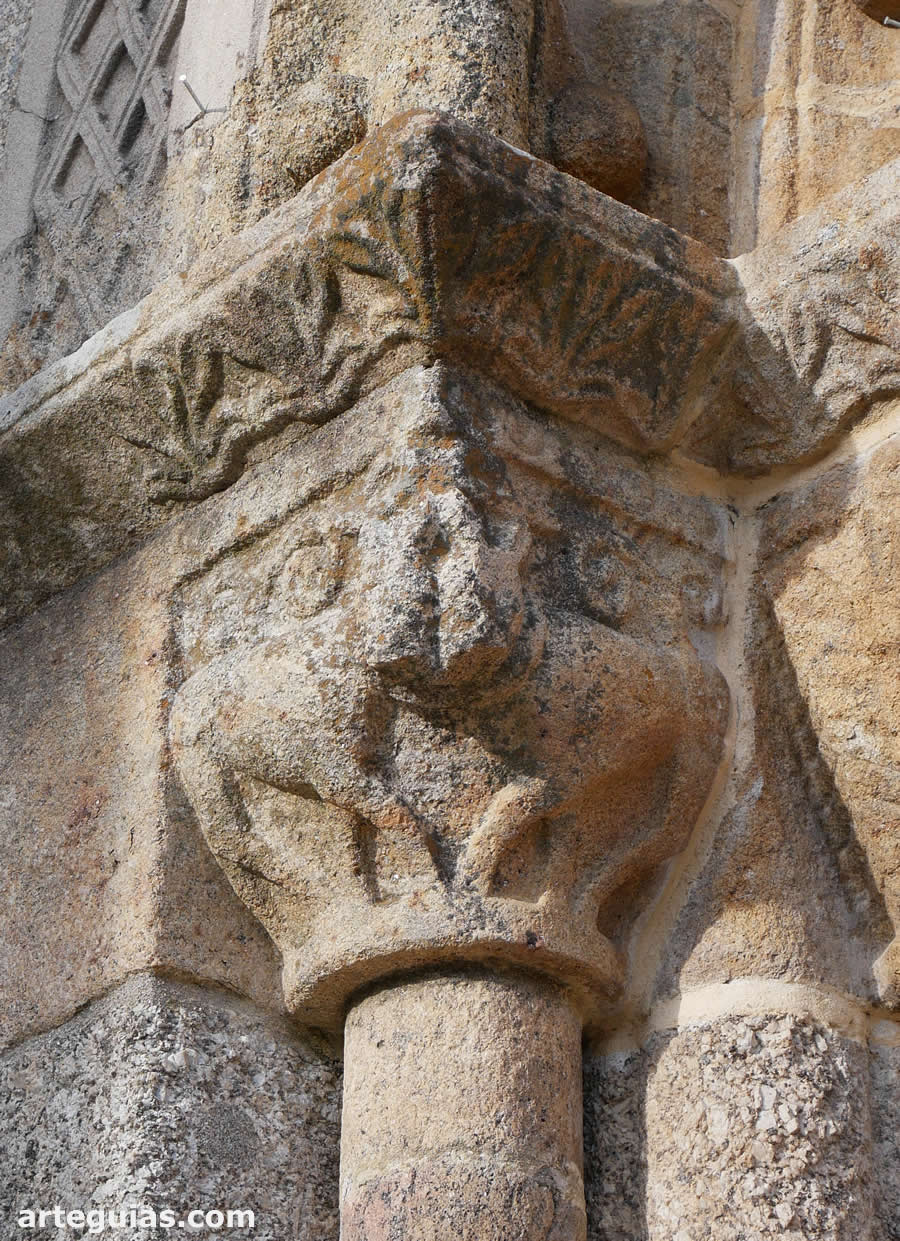 Columnas de la puerta oeste. Iglesia del Salvador de Tabuado, Portugal