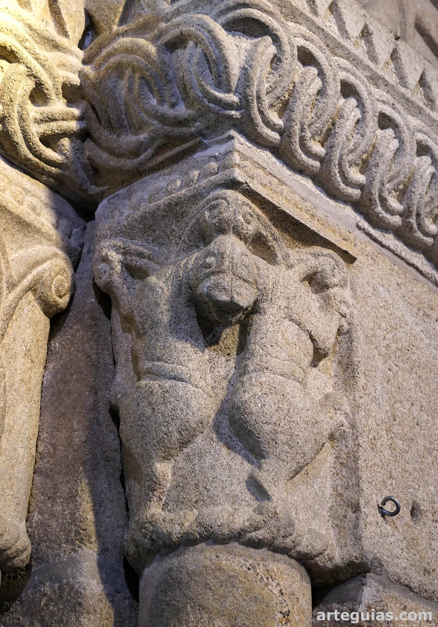 Iglesia de Tabuado: capitel de leones en el arco triunfal