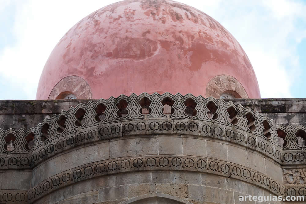 Una de las caracter&iacute;sticas tres c&uacute;pulas de la iglesia palermitana
