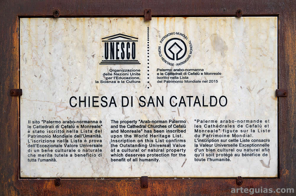 Cartel de la Unesco certificando que la iglesia es Patrimonio de la Humanidad
