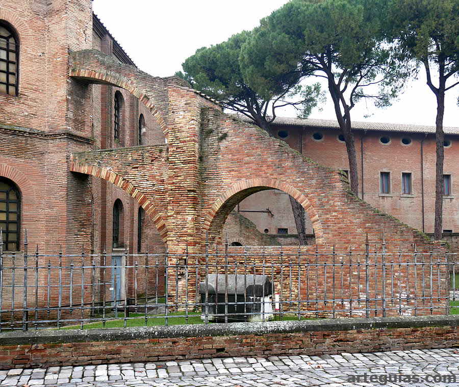 Arbotantes a&ntilde;adidos para estabilizar la estructura de la iglesia de San Vital