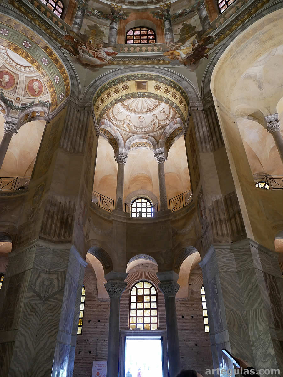 Doble piso con arquer&iacute;as