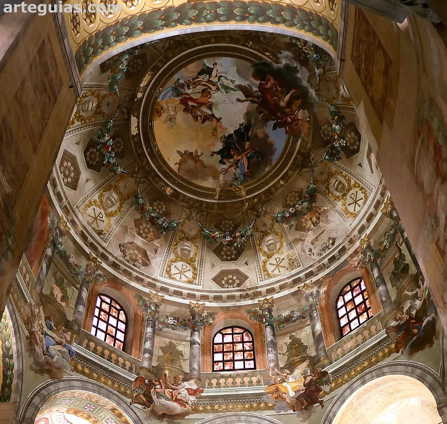 C&uacute;pula central con pinturas del siglo XVIII