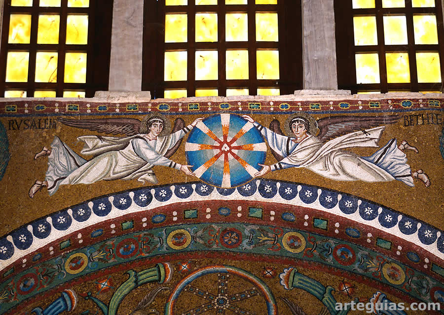 Mosaico de dos &aacute;ngeles sostenendo una rueda solar cristol&oacute;gica