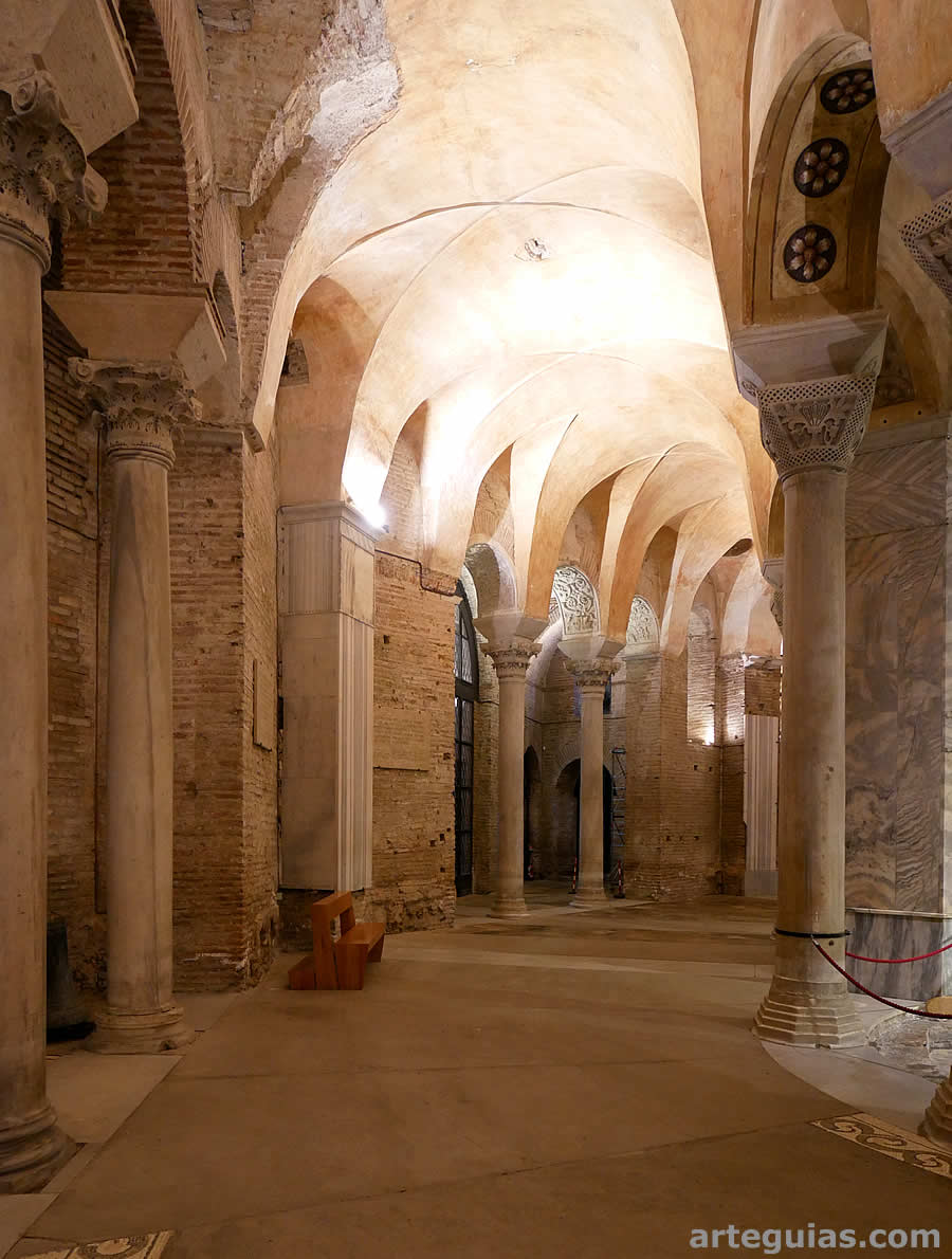Deambulatorio del nivel inferior de la iglesia