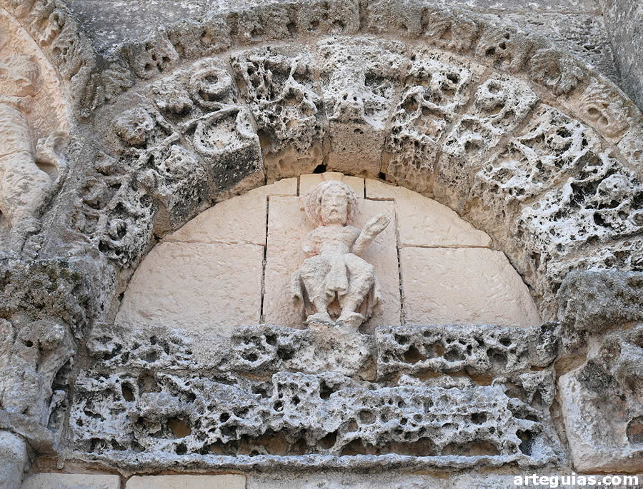 T&iacute;mpano del arco oeste de la puerta