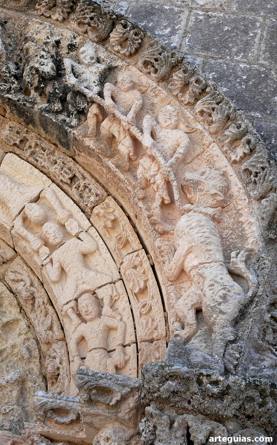 Hombres tirando de una cuerda anudada al cuello del le&oacute;n