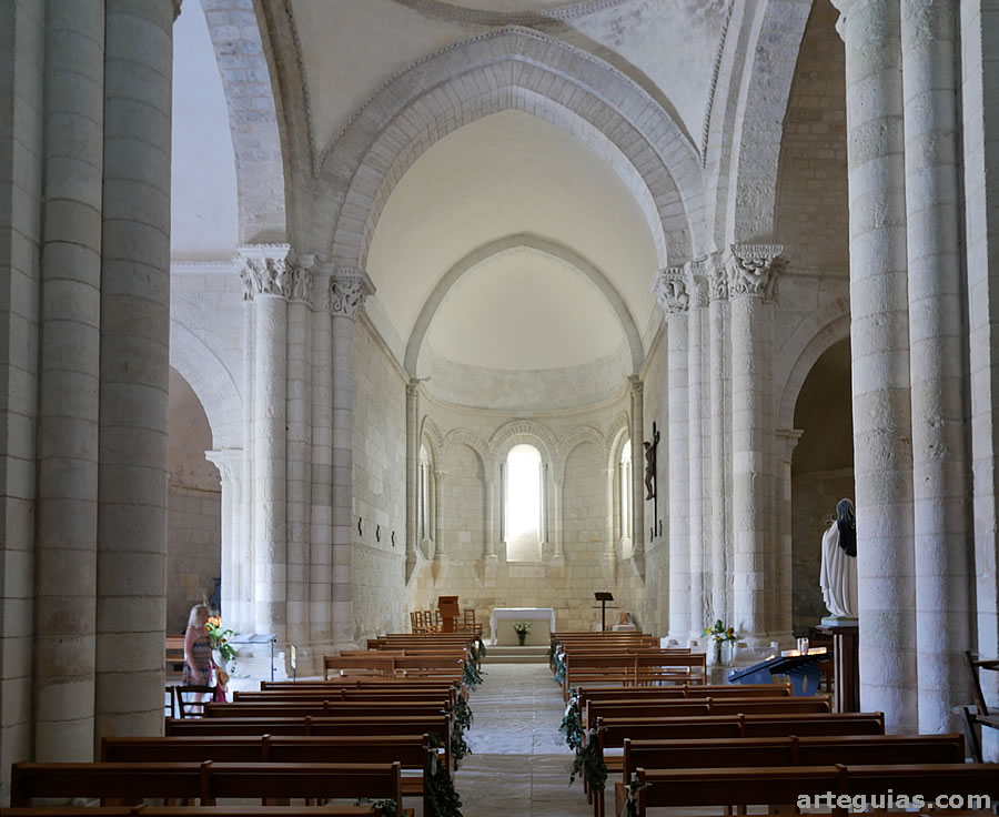 Interior de la iglesia de Talmont-sur-Gironde, Francia 